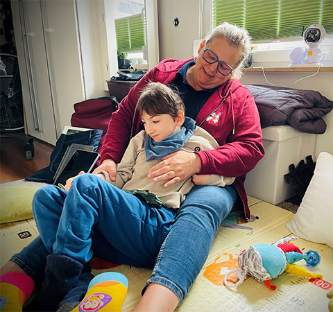 Pflegerin h�lt ein Kind im Arm